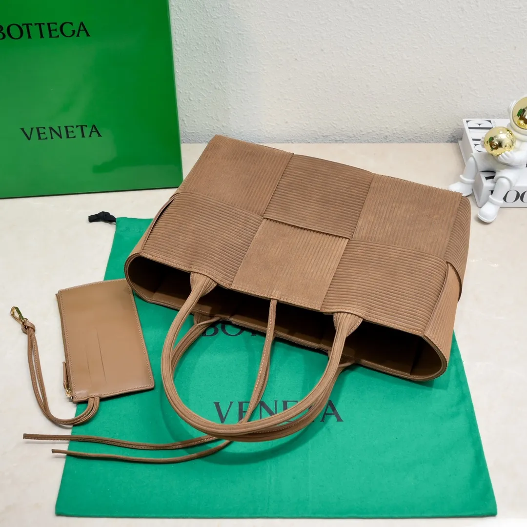 Batch 1960 large Arco tote handbag made of suede with embossed effect similar to corduroy texture, and logo Change it to the side panel😍The oversized woven design really makes it a huge gap from ordinary tote bags🔗🔗The interior is made of sheepskin, which leads the brand gene to continue to evolve with fresh inspiration🧬🧬 Showing the balance between luxury and reality. Made with Intreccio weaving technology, equipped with a detachable internal zipper pocket, size: 36*24*14, model: 9892#